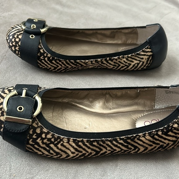 Me Too Leopard Cow Hair Buckle Flat, Size 8 - Picture 5 of 9